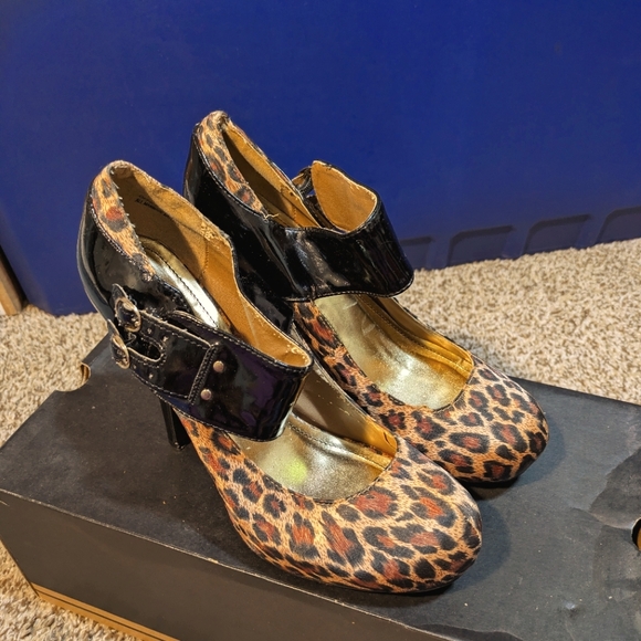 Black Leopard Print Heels Size 8 1/2 - Picture 1 of 3